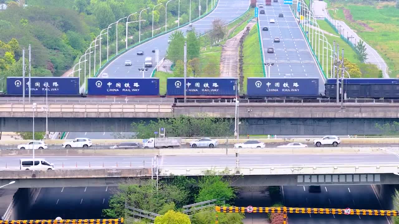 城市 交通 航拍 高铁 公路 桥梁 立交桥 城市道路 建筑 高速路 铁路 城市风光 车流 高架桥视频素材画面1