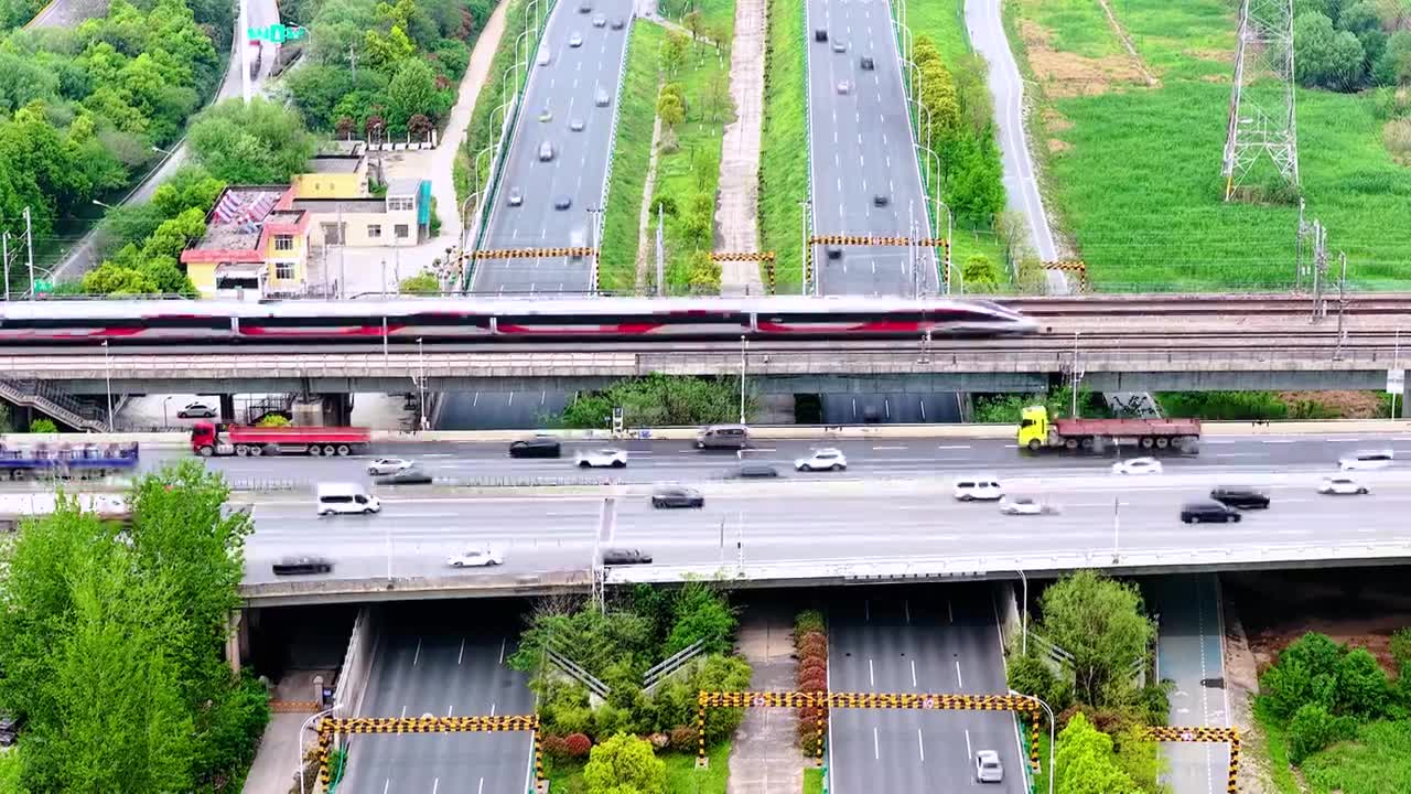 城市 交通 航拍 高铁 公路 桥梁 立交桥 城市道路 建筑 高速路 铁路 城市风光 车流 高架桥视频素材画面1
