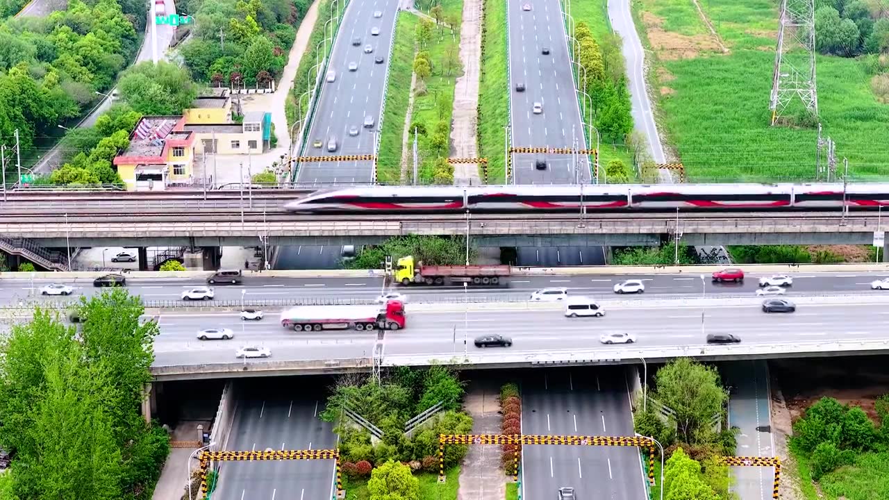 城市 交通 航拍 高铁 公路 桥梁 立交桥 城市道路 建筑 高速路 铁路 城市风光 车流 高架桥视频素材画面3