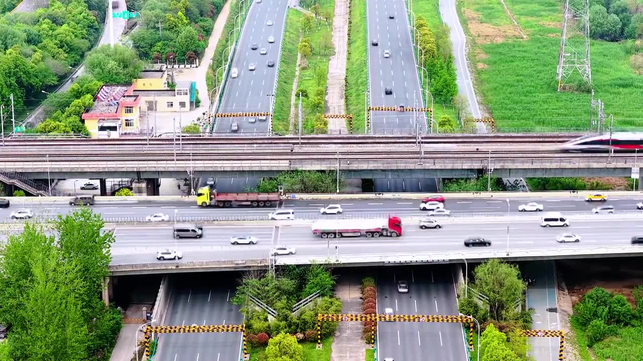 城市 交通 航拍 高铁 公路 桥梁 立交桥 城市道路 建筑 高速路 铁路 城市风光 车流 高架桥视频素材画面4