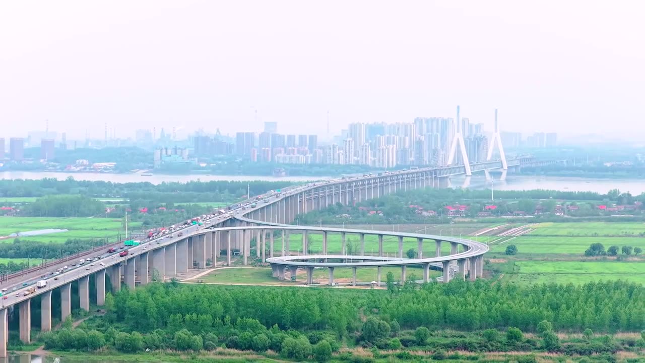 城市 交通 航拍 高铁 公路 桥梁 立交桥 城市道路 建筑 高速路 铁路 城市风光 车流 高架桥视频素材画面1