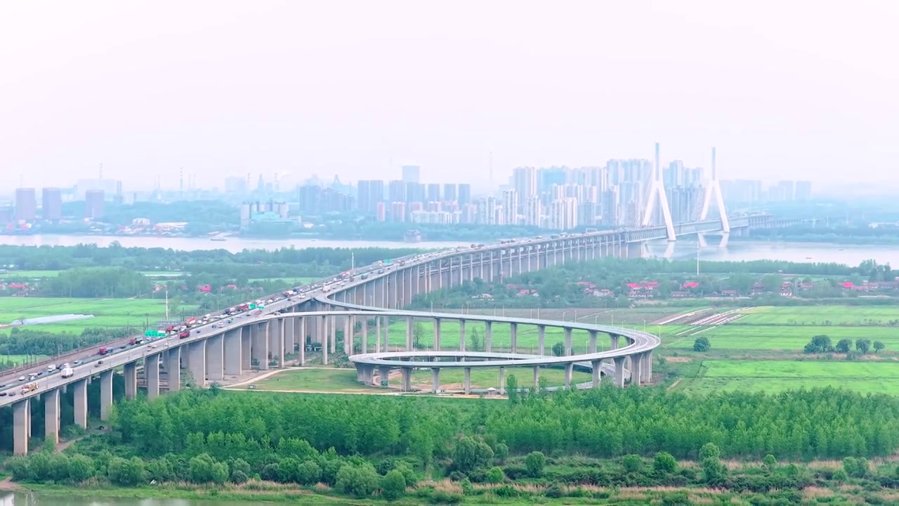 城市 交通 航拍 高铁 公路 桥梁 立交桥 城市道路 建筑 高速路 铁路 城市风光 车流 高架桥视频素材画面3