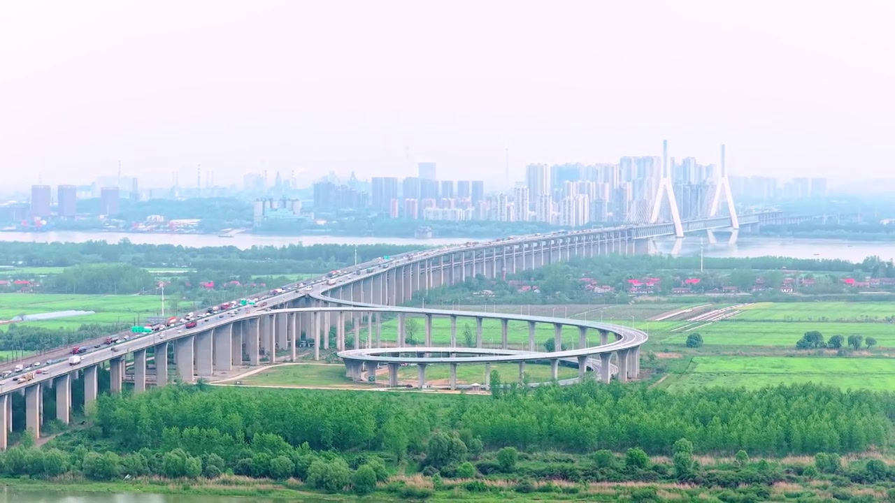 城市 交通 航拍 高铁 公路 桥梁 立交桥 城市道路 建筑 高速路 铁路 城市风光 车流 高架桥视频素材画面4