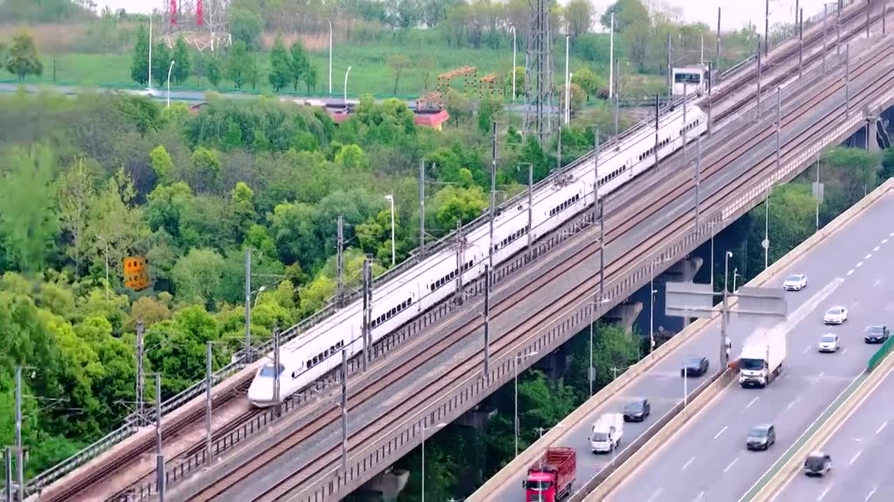 城市 交通 航拍 高铁 公路 桥梁 立交桥 城市道路 建筑 高速路 铁路 城市风光 车流 高架桥视频素材画面1