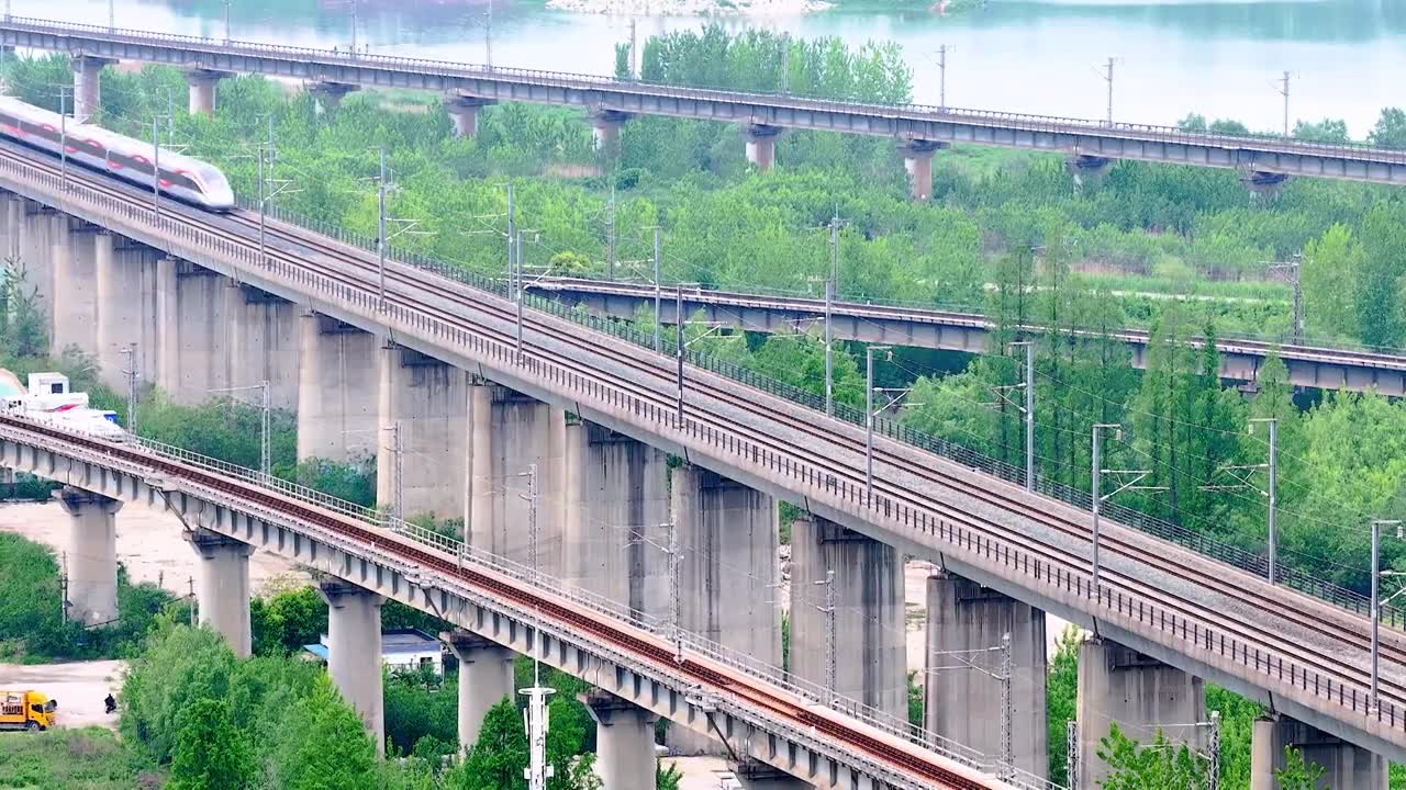 城市 交通 航拍 高铁 公路 桥梁 立交桥 城市道路 建筑 高速路 铁路 城市风光 车流 高架桥视频素材画面1