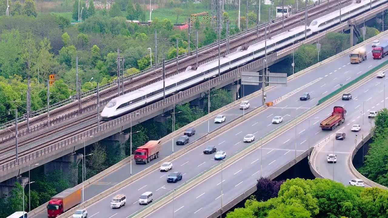 城市 交通 航拍 高铁 公路 桥梁 立交桥 城市道路 建筑 高速路 铁路 城市风光 车流 高架桥视频素材画面1