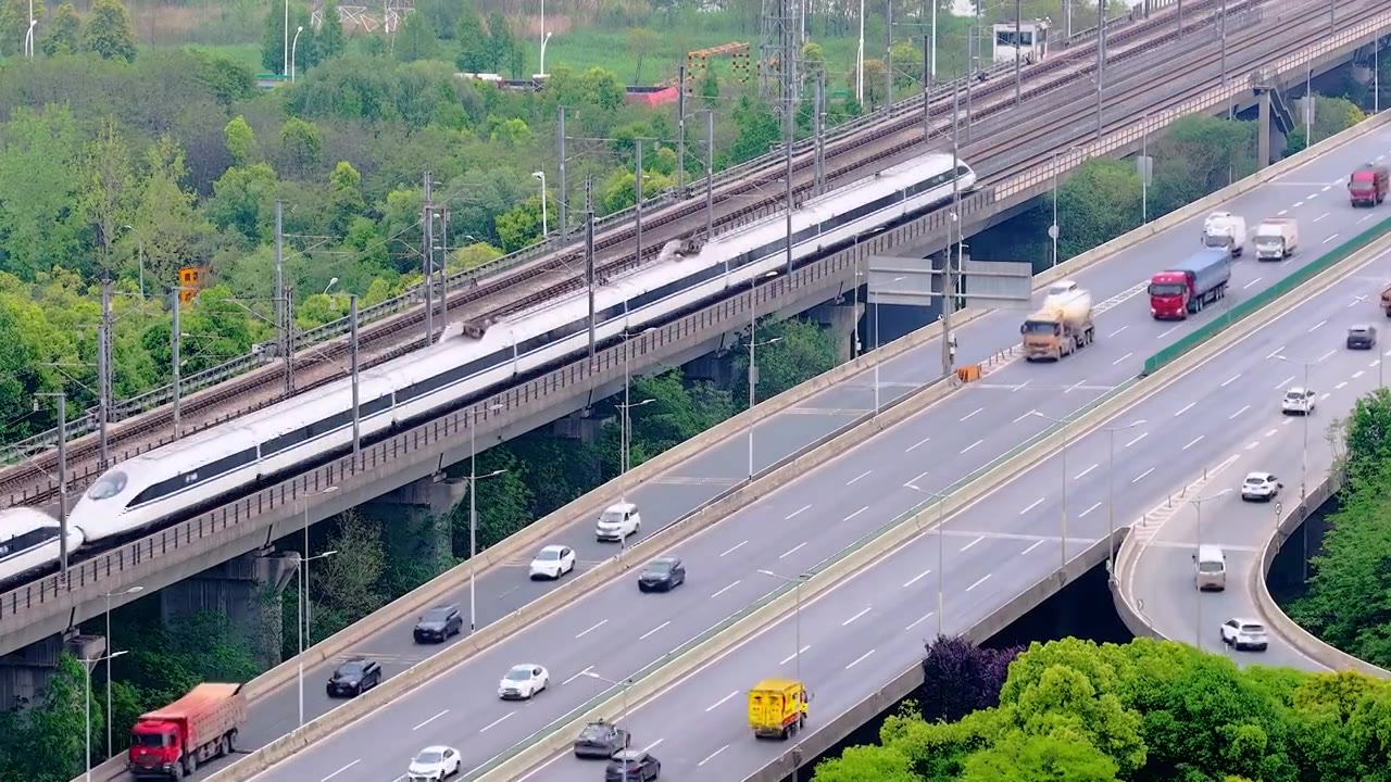 城市 交通 航拍 高铁 公路 桥梁 立交桥 城市道路 建筑 高速路 铁路 城市风光 车流 高架桥视频素材画面3