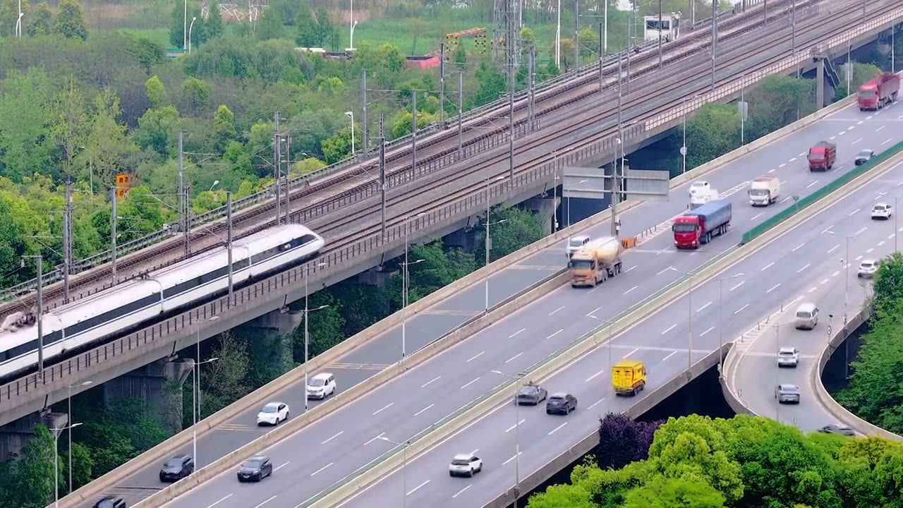 城市 交通 航拍 高铁 公路 桥梁 立交桥 城市道路 建筑 高速路 铁路 城市风光 车流 高架桥视频素材画面4
