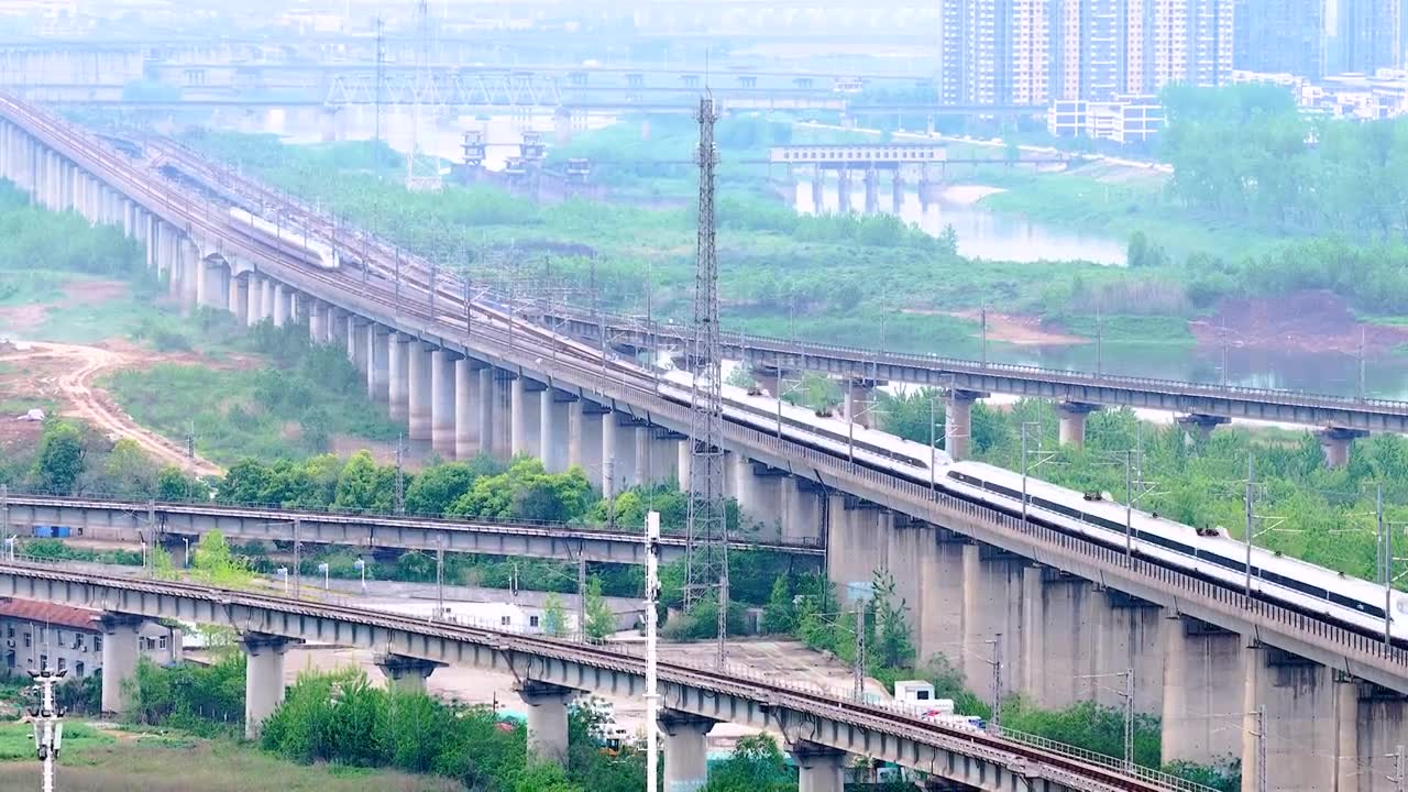 城市 交通 航拍 高铁 公路 桥梁 立交桥 城市道路 建筑 高速路 铁路 城市风光 车流 高架桥视频素材画面1