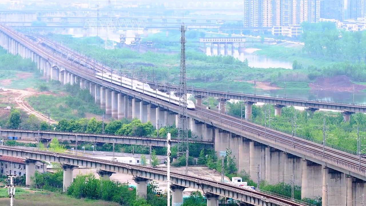 城市 交通 航拍 高铁 公路 桥梁 立交桥 城市道路 建筑 高速路 铁路 城市风光 车流 高架桥视频素材画面3