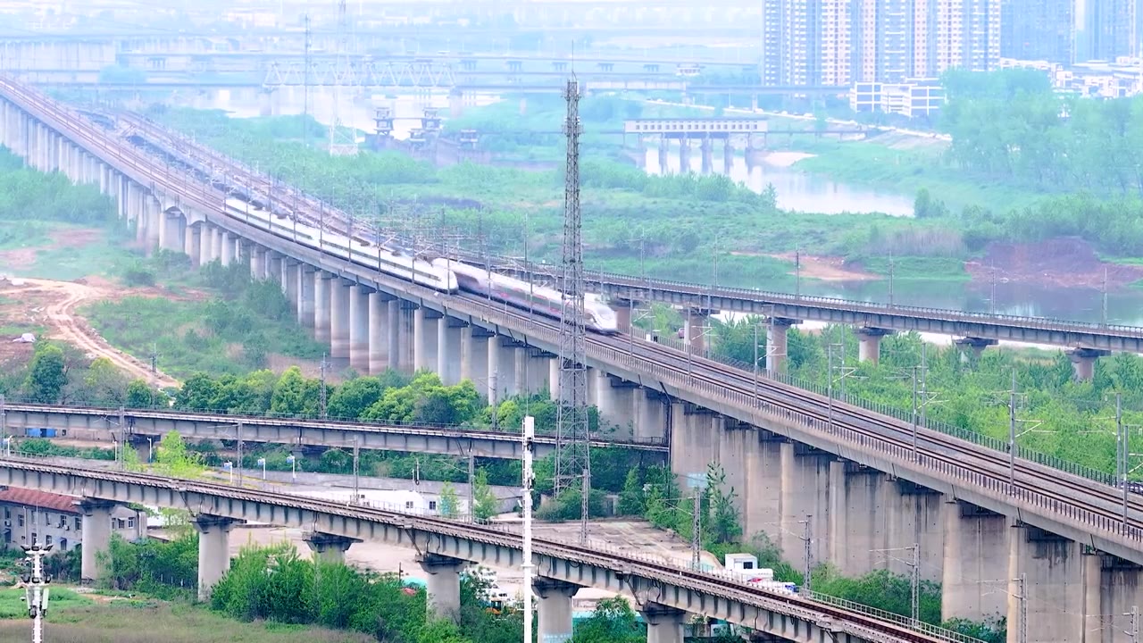 城市 交通 航拍 高铁 公路 桥梁 立交桥 城市道路 建筑 高速路 铁路 城市风光 车流 高架桥视频素材画面4