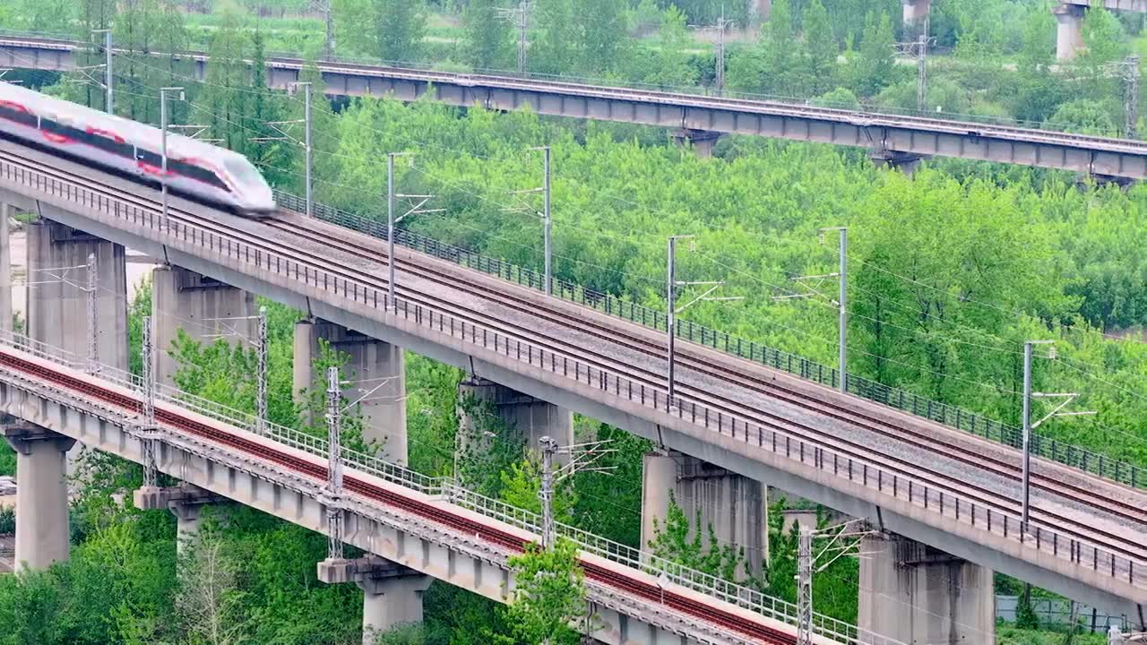 城市 交通 航拍 高铁 公路 桥梁 立交桥 城市道路 建筑 高速路 铁路 城市风光 车流 高架桥视频素材画面1