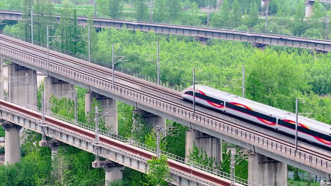 城市 交通 航拍 高铁 公路 桥梁 立交桥 城市道路 建筑 高速路 铁路 城市风光 车流 高架桥视频素材画面4