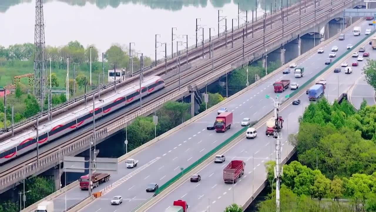 城市 交通 航拍 高铁 公路 桥梁 立交桥 城市道路 建筑 高速路 铁路 城市风光 车流 高架桥视频素材画面1