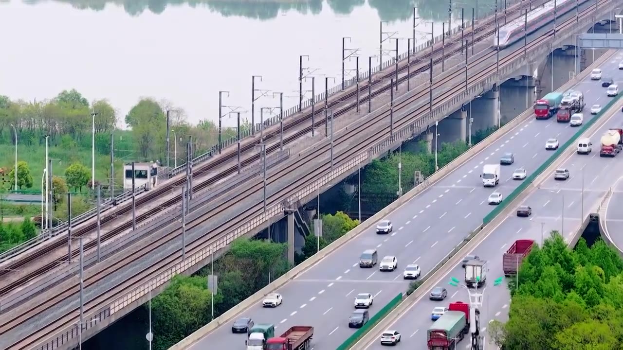 城市 交通 航拍 高铁 公路 桥梁 立交桥 城市道路 建筑 高速路 铁路 城市风光 车流 高架桥视频素材画面4