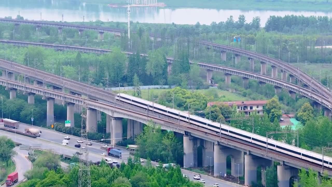 城市 交通 航拍 高铁 公路 桥梁 立交桥 城市道路 建筑 高速路 铁路 城市风光 车流 高架桥视频素材画面1