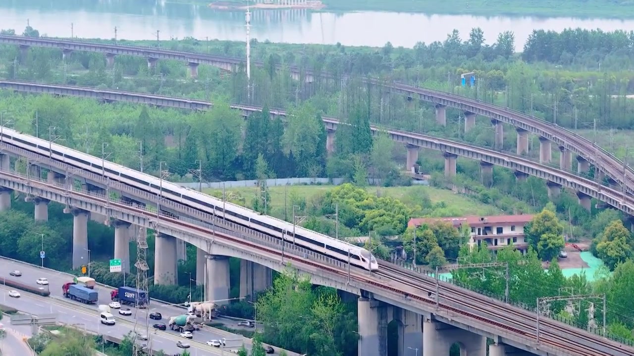 城市 交通 航拍 高铁 公路 桥梁 立交桥 城市道路 建筑 高速路 铁路 城市风光 车流 高架桥视频素材画面3