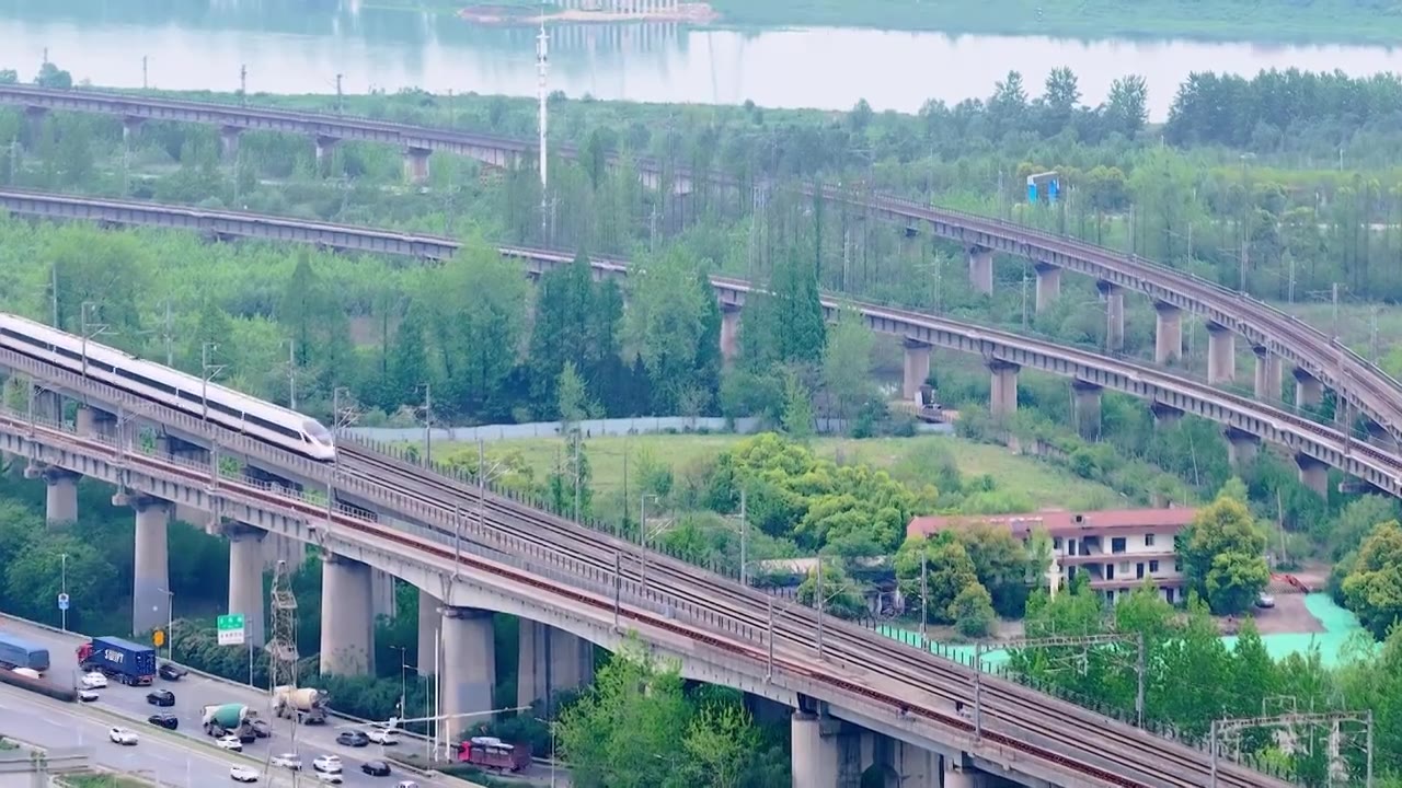 城市 交通 航拍 高铁 公路 桥梁 立交桥 城市道路 建筑 高速路 铁路 城市风光 车流 高架桥视频素材画面4