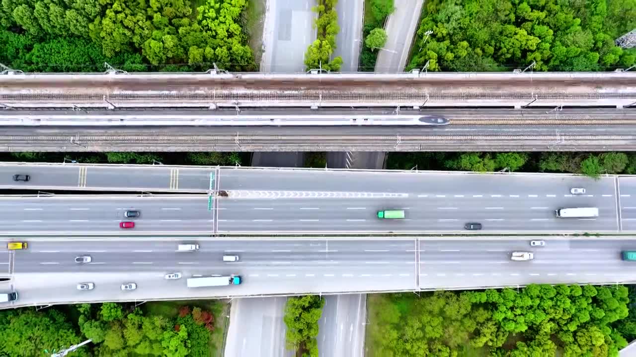 城市 交通 航拍 高铁 公路 桥梁 立交桥 城市道路 建筑 高速路 铁路 城市风光 车流 高架桥视频素材画面1