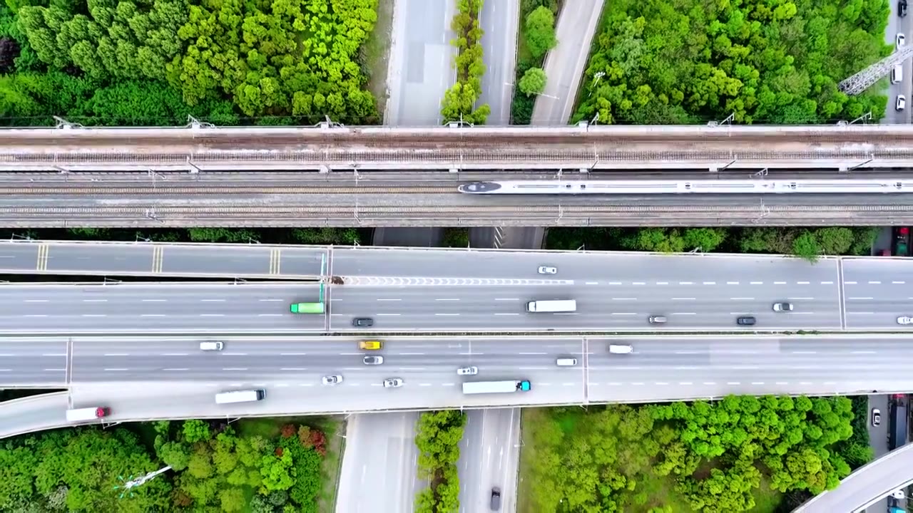 城市 交通 航拍 高铁 公路 桥梁 立交桥 城市道路 建筑 高速路 铁路 城市风光 车流 高架桥视频素材画面3