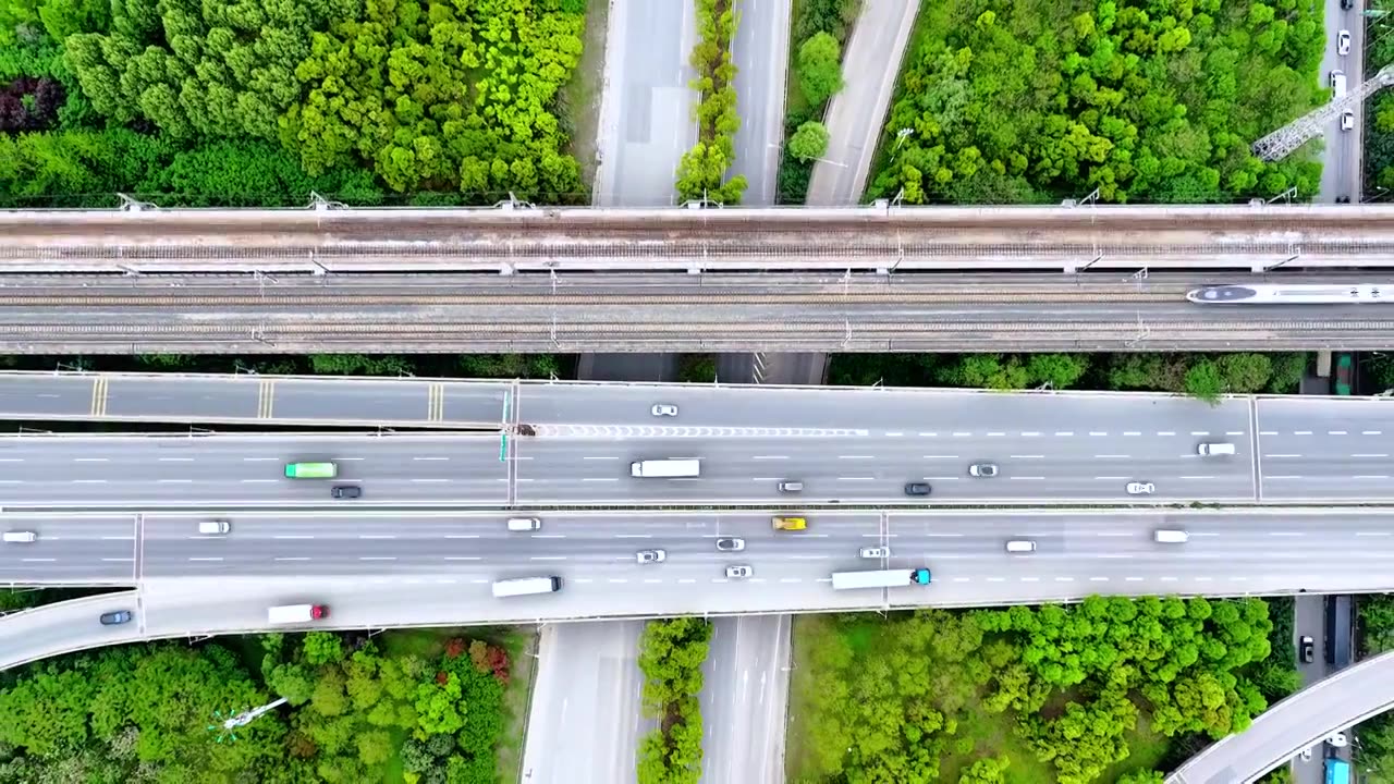城市 交通 航拍 高铁 公路 桥梁 立交桥 城市道路 建筑 高速路 铁路 城市风光 车流 高架桥视频素材画面4