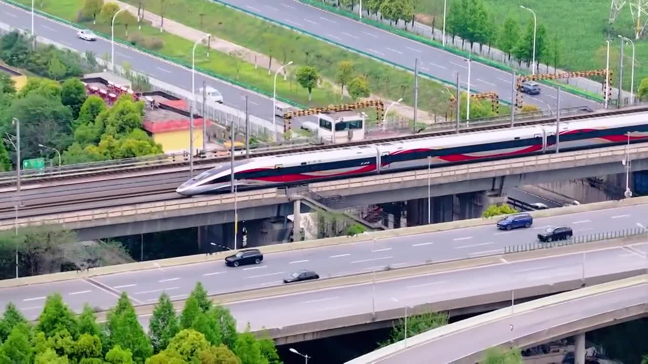 城市 交通 航拍 高铁 公路 桥梁 立交桥 城市道路 建筑 高速路 铁路 城市风光 车流 高架桥视频素材画面1