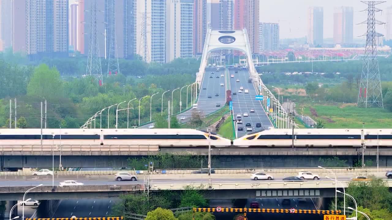 城市 交通 航拍 高铁 公路 桥梁 立交桥 城市道路 建筑 高速路 铁路 城市风光 车流 高架桥视频素材画面1