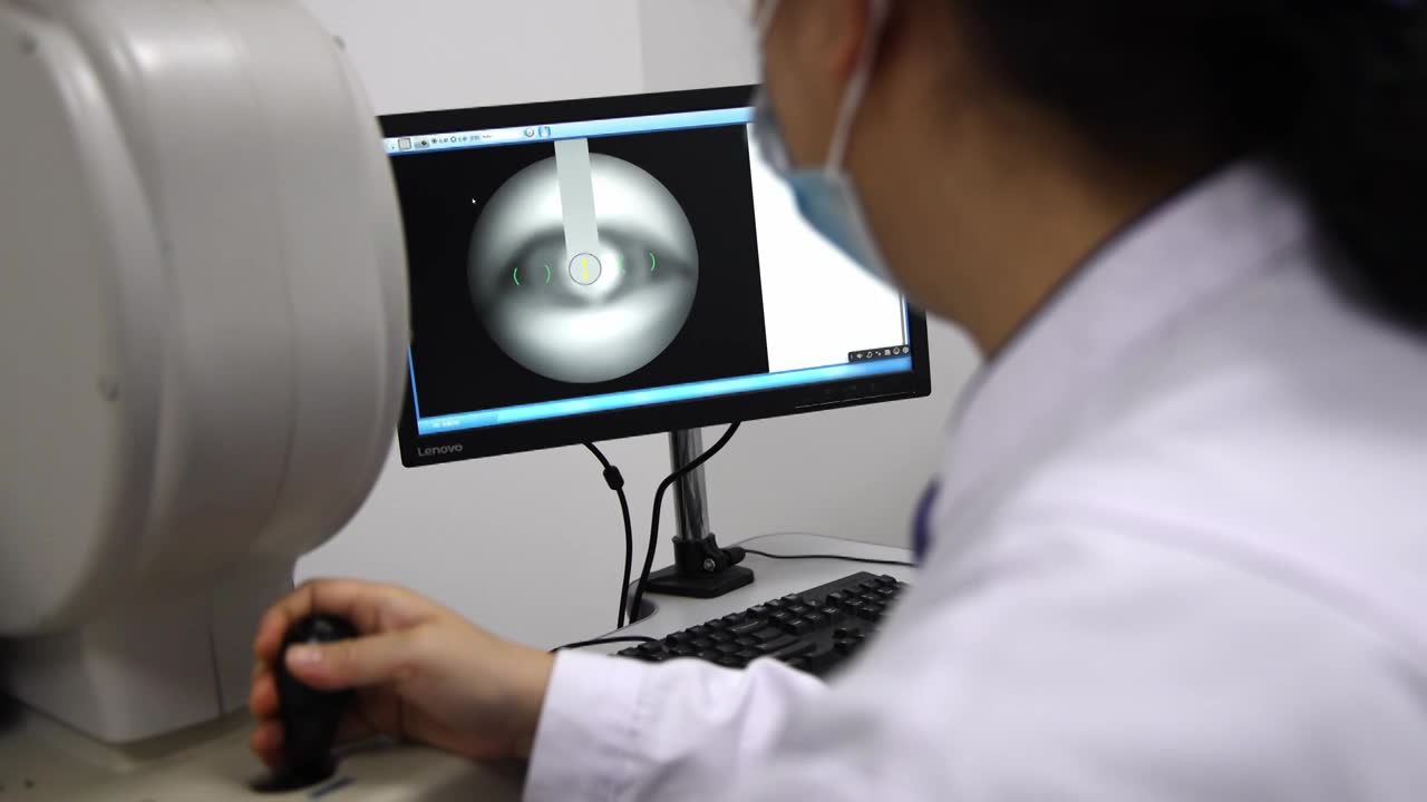 医院医生在为患者进行眼底镜检查  眼科检查 眼底图像 视网膜检查视频素材画面1