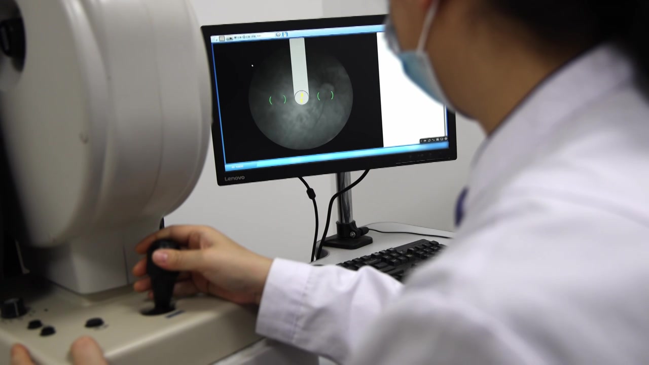 医院医生在为患者进行眼底镜检查  眼科检查 眼底图像 视网膜检查视频素材画面3