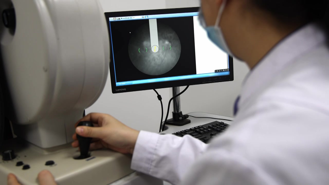 医院医生在为患者进行眼底镜检查  眼科检查 眼底图像 视网膜检查视频素材画面4