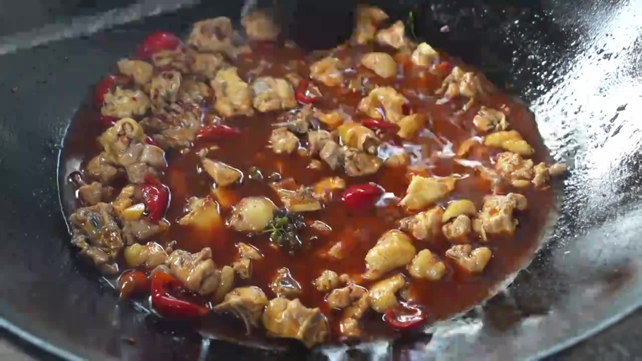 贵州遵义传统美食肥肠炒鸡制作过程视频素材画面1