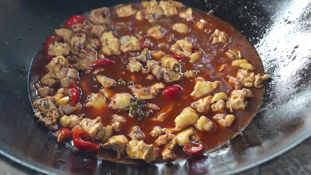 贵州遵义传统美食肥肠炒鸡制作过程视频素材画面3