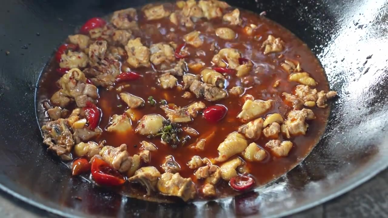 贵州遵义传统美食肥肠炒鸡制作过程视频素材画面4