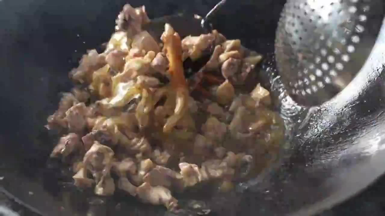 贵州遵义传统美食肥肠炒鸡制作过程视频素材画面1