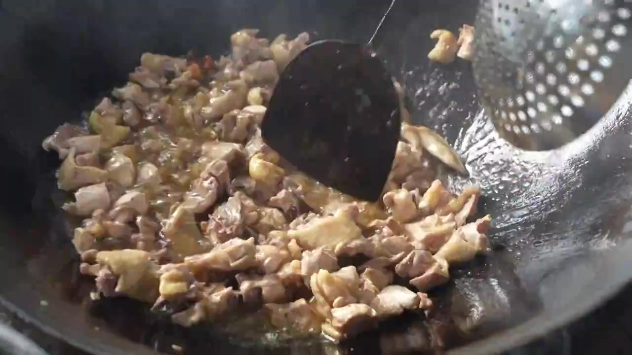 贵州遵义传统美食肥肠炒鸡制作过程视频素材画面3
