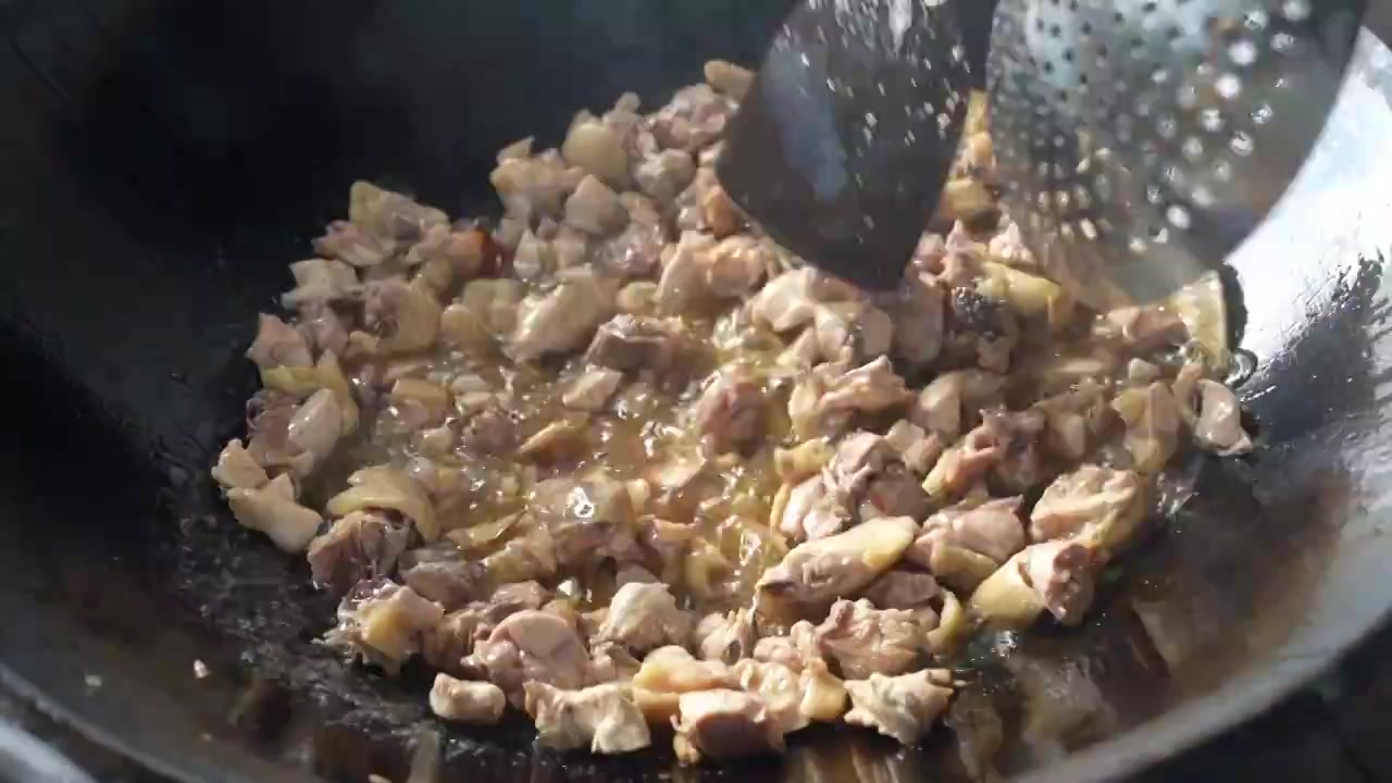 贵州遵义传统美食肥肠炒鸡制作过程视频素材画面4