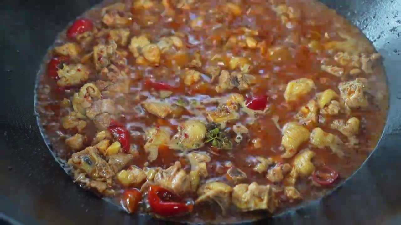 贵州遵义传统美食肥肠炒鸡制作过程视频素材画面1