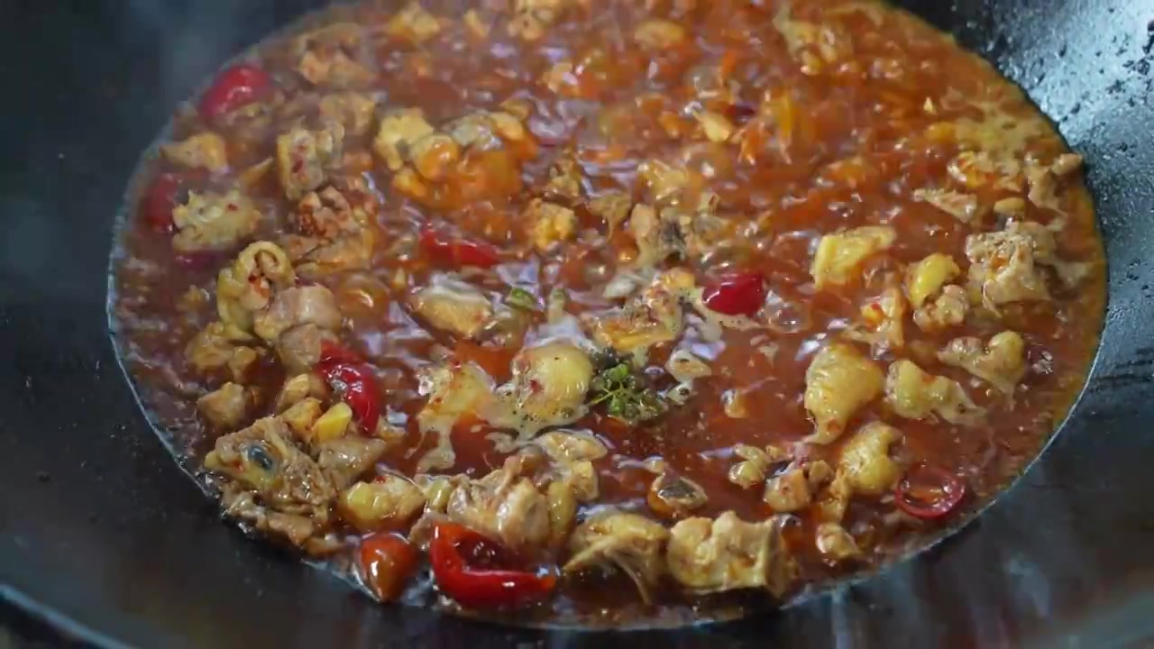 贵州遵义传统美食肥肠炒鸡制作过程视频素材画面3