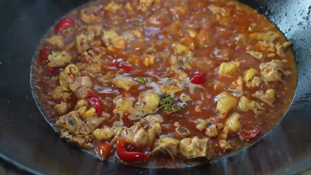 贵州遵义传统美食肥肠炒鸡制作过程视频素材画面4