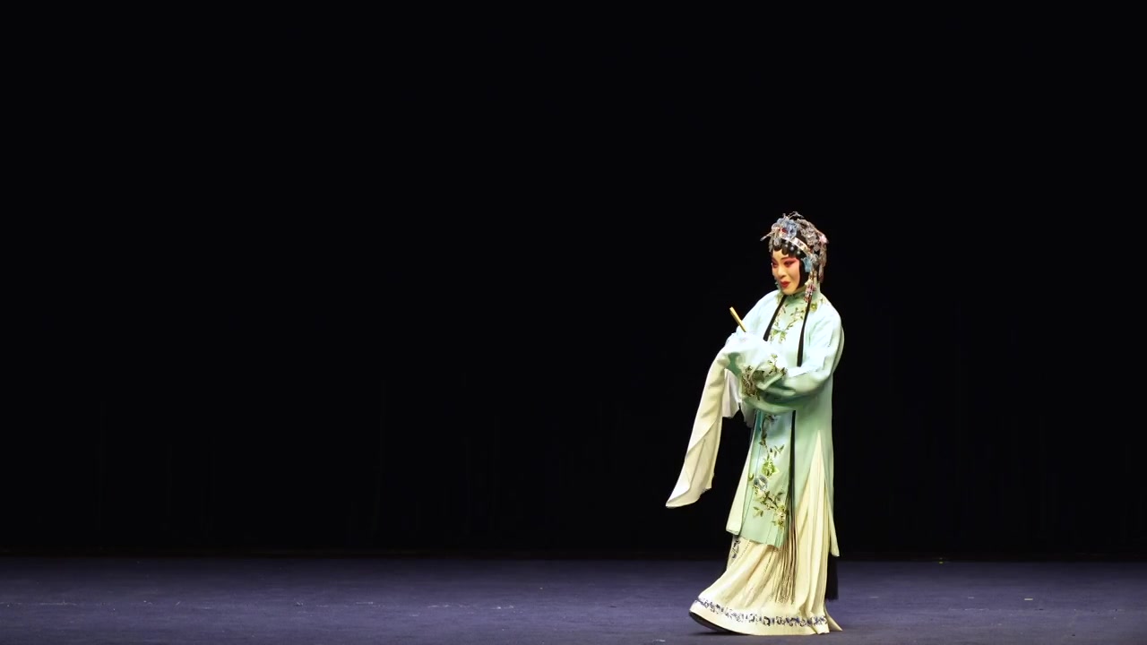 中国传统非遗戏曲昆曲牡丹亭游园惊梦杜丽娘视频素材画面3