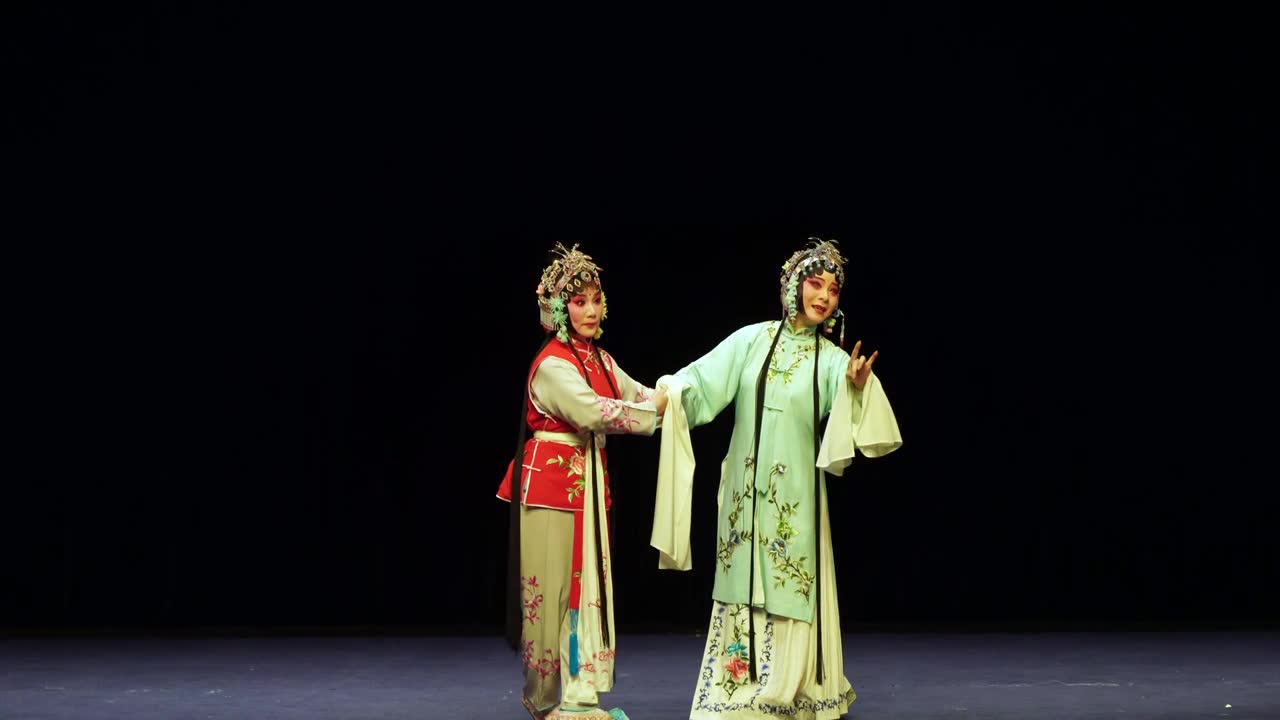 中国传统非遗戏曲昆曲牡丹亭游园惊梦杜丽娘和春香视频素材画面1