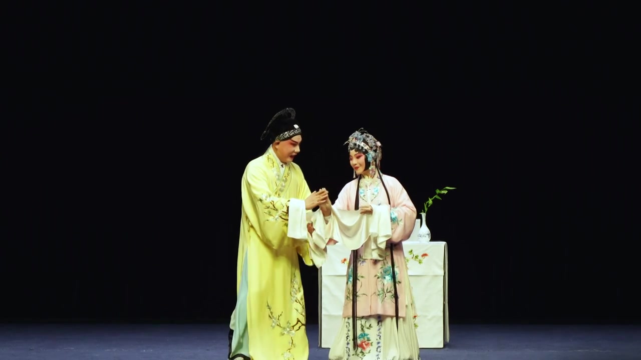 中国传统非遗戏曲昆曲牡丹亭游园惊梦杜丽娘和柳梦梅视频素材画面4