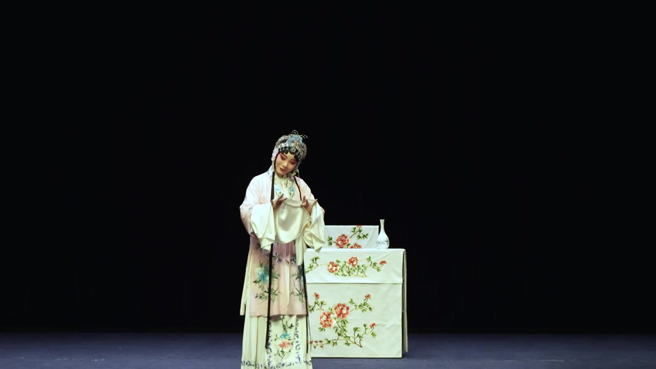 中国传统非遗戏曲昆曲牡丹亭游园惊梦杜丽娘视频素材画面3
