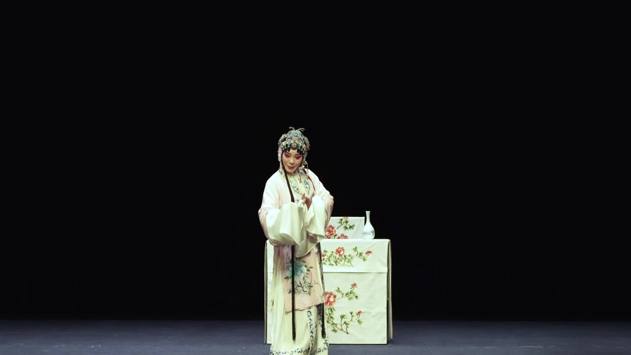 中国传统非遗戏曲昆曲牡丹亭游园惊梦杜丽娘视频素材画面1