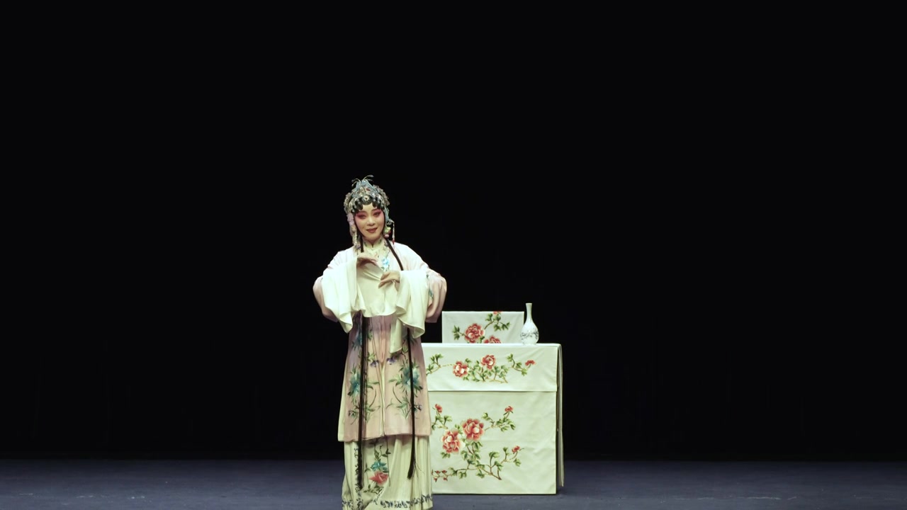 中国传统非遗戏曲昆曲牡丹亭游园惊梦杜丽娘视频素材画面3