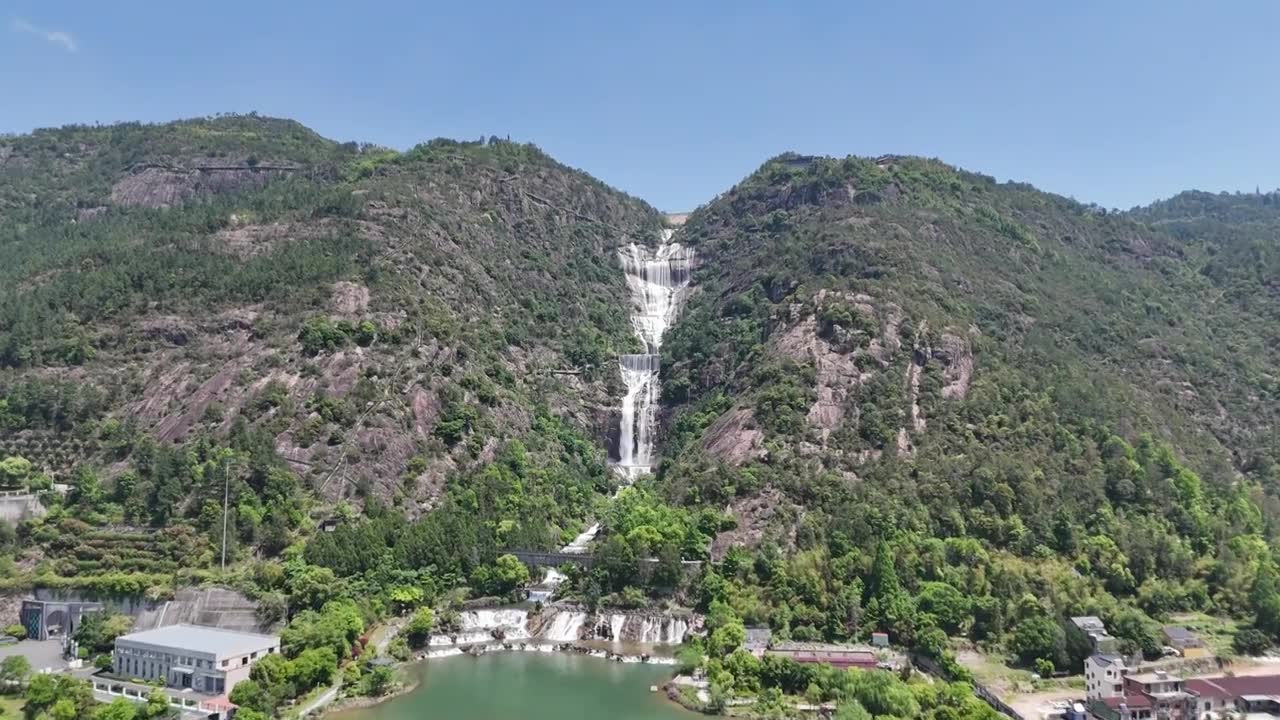 由远处全景到近处流水，拍摄天台山大瀑布视频素材画面1