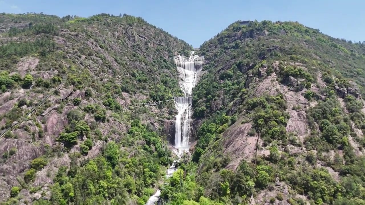 由远处全景到近处流水，拍摄天台山大瀑布视频素材画面3