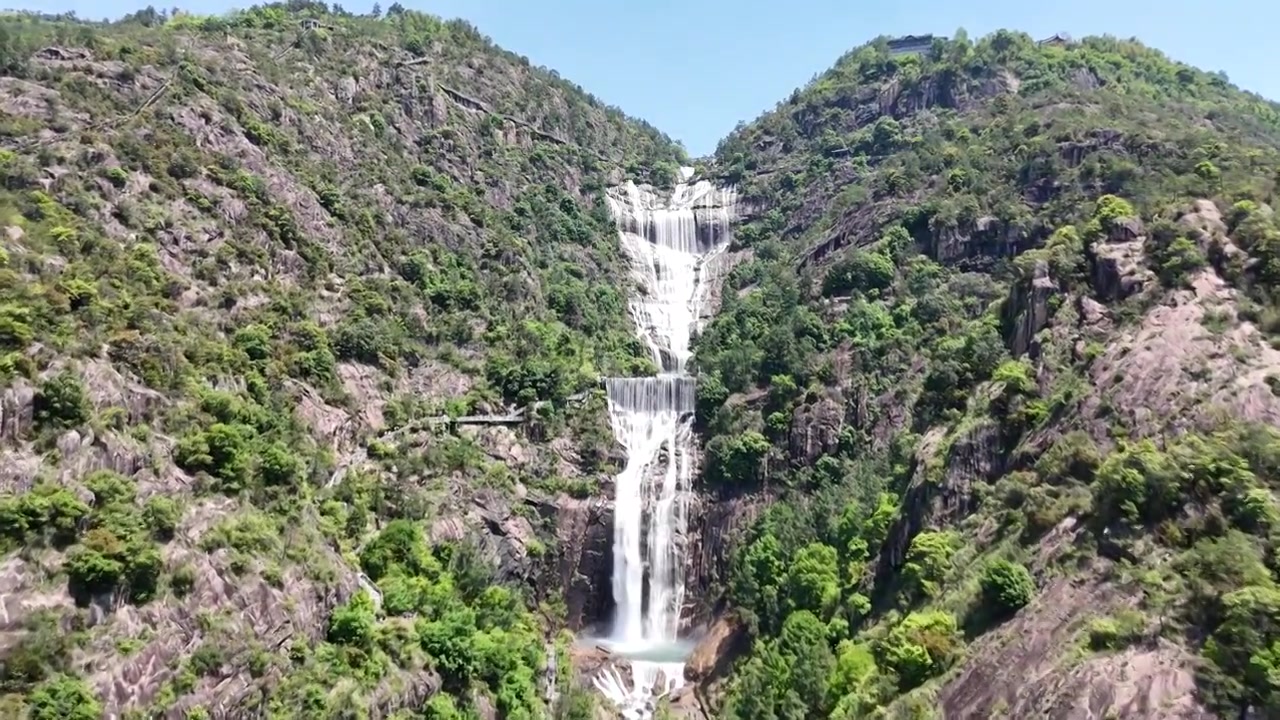 由远处全景到近处流水，拍摄天台山大瀑布视频素材画面4