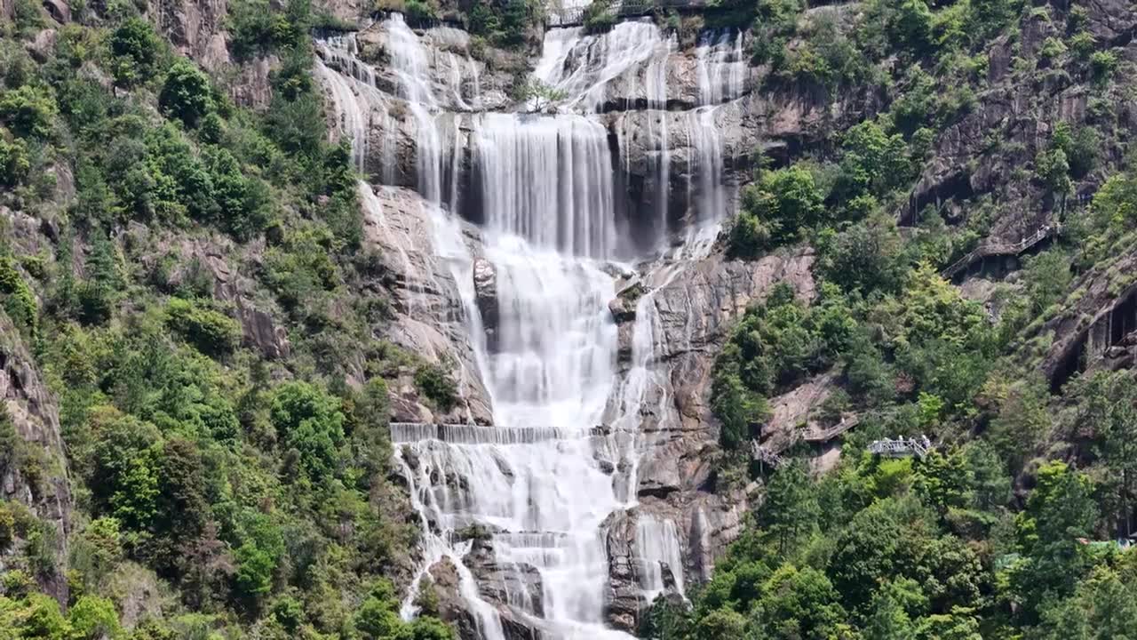 悬停拍摄天台山大瀑布高处段水流视频素材画面1
