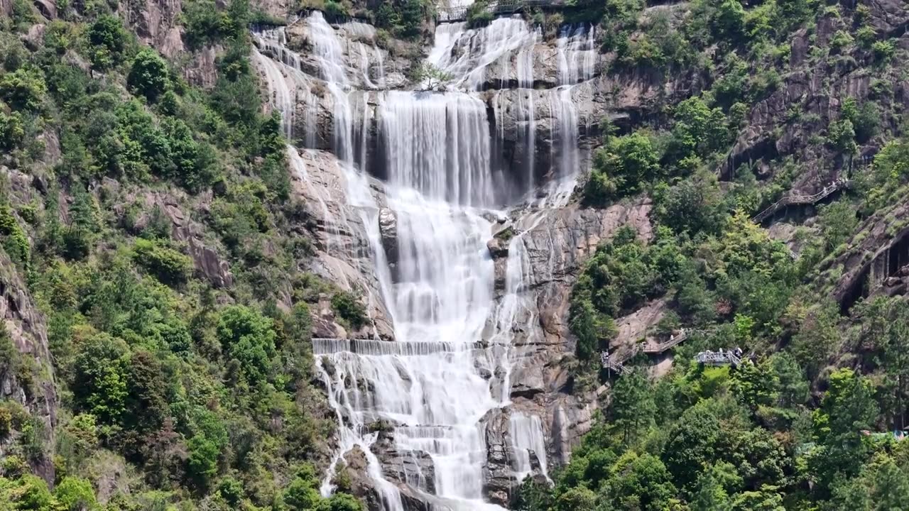 悬停拍摄天台山大瀑布高处段水流视频素材画面3